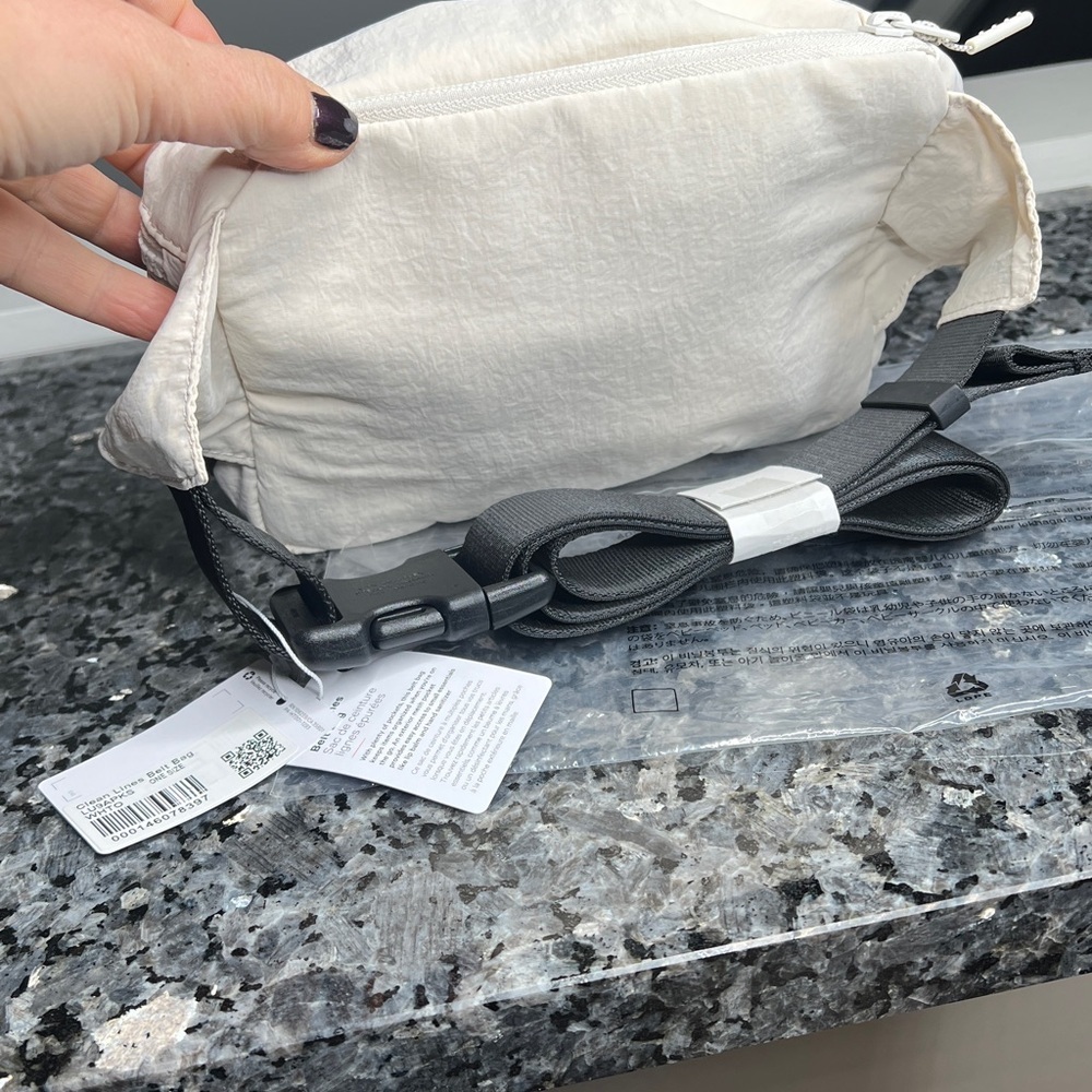 Lululemon Clean Lines Belt Bag White Opal with a 2L capacity - New with Tags - Picture 4 of 12